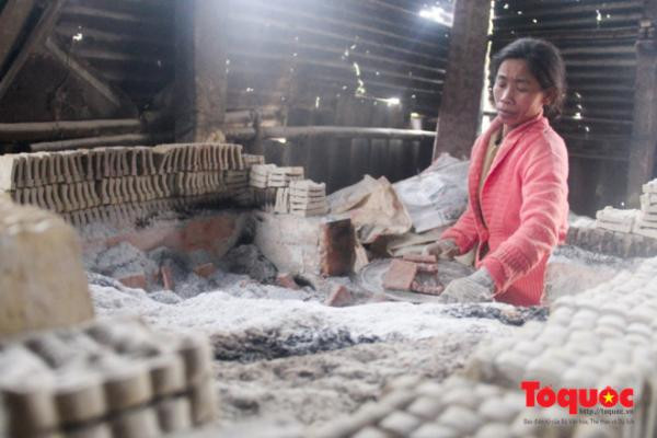 Tết ông Công ông Táo ở ngôi làng “nặn đất thành cơm” ở xứ Huế ảnh 5