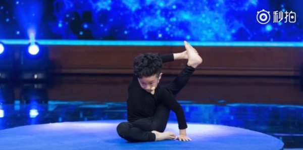 Từ cậu bé tự kỷ thành thầy dạy yoga 7 tuổi kiếm được hàng trăm triệu ảnh 2