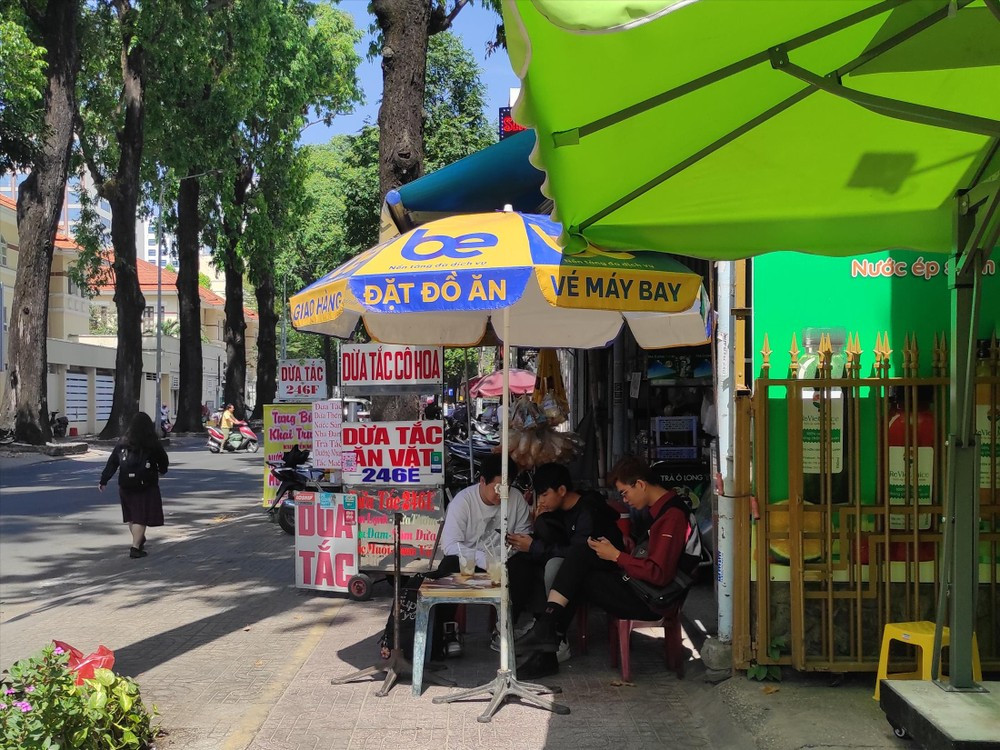 UBND các quận huyện, TP Thủ Đức sẽ ban hành danh mục các tuyến đường có hè phố đủ điều kiện tổ chức làm điểm tổ chức kinh doanh dịch vụ, mua, bán hàng hóa.