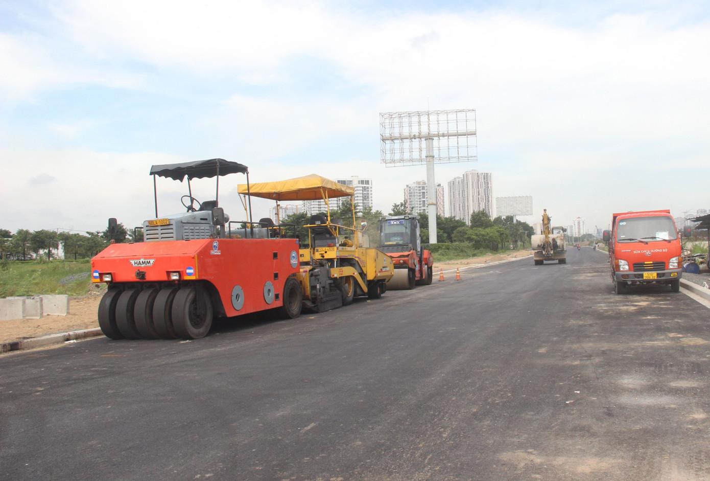 Một phần đường song hành cao tốc TPHCM - Long Thành - Dầu Giây dài 2,7km (đoạn từ đường Nguyễn Thị Định đến đường Đỗ Xuân Hợp, TP Thủ Đức) sắp được thông xe vào cuối tháng 7 này. Ảnh: Đ.T Một phần đường song hành cao tốc TPHCM - Long Thành - Dầu Giây dài 2,7km (đoạn từ đường Nguyễn Thị Định đến đường Đỗ Xuân Hợp, TP Thủ Đức) sắp được thông xe vào cuối tháng 7 này. Ảnh: Đ.T