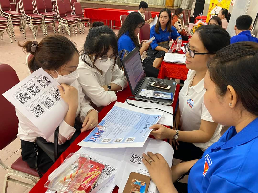 Công ty TNHH MTV Đường sắt đô thị số 1 TPHCM hỗ trợ người lao động đăng ký ứng tuyển. Ảnh: Công ty TNHH MTV Đường sắt đô thị số 1 TPHCM.
