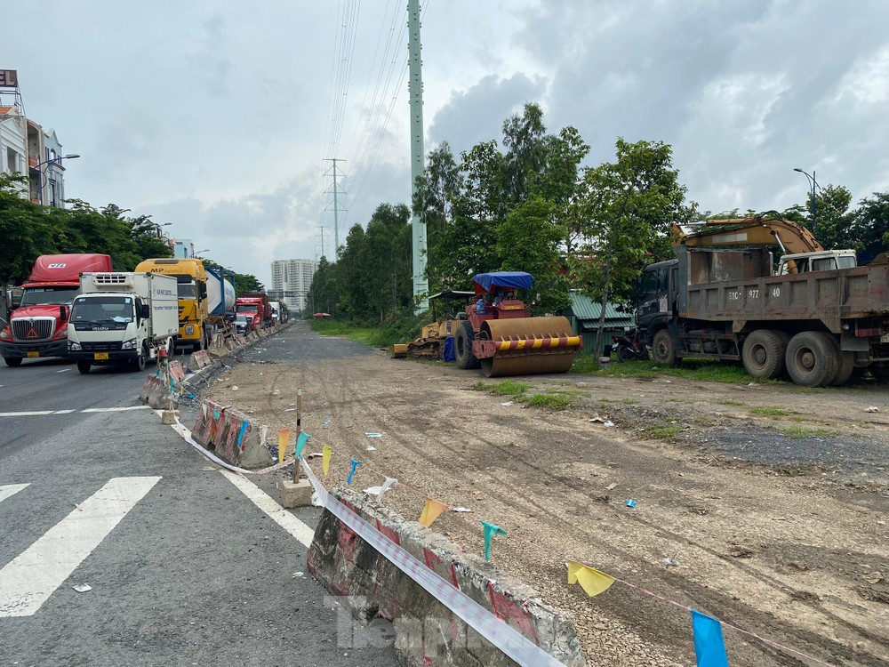 Dự án mở rộng đường Đồng Văn Cống chậm tiến độ hơn 27 tháng. Ảnh: Hữu Huy Dự án mở rộng đường Đồng Văn Cống chậm tiến độ hơn 27 tháng. Ảnh: Hữu Huy