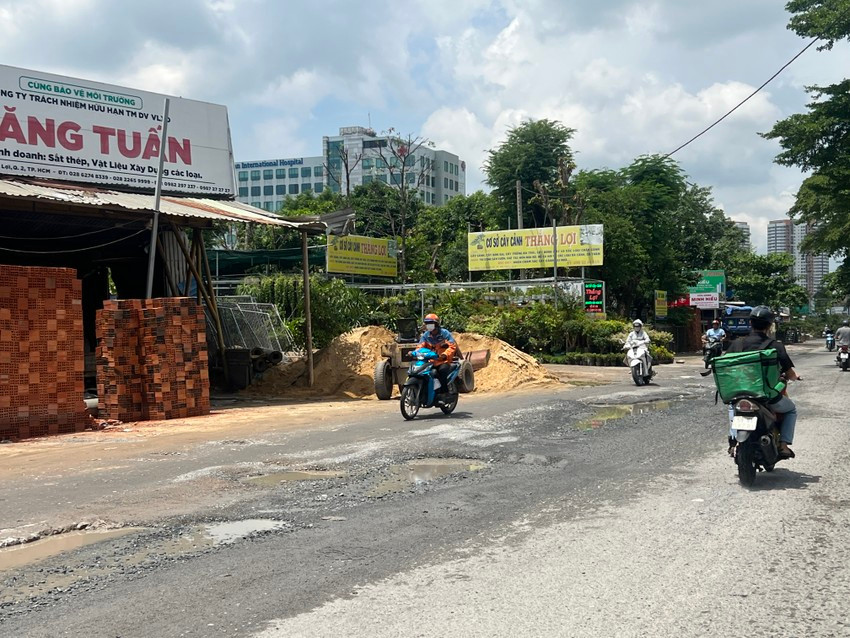 Đường Nguyễn Hoàng, TP Thủ Đức có chiều dài khoảng 1 km nhưng vừa bị ngập, vừa có ổ gà, gây mất an toàn giao thông. Ảnh: Đ.T
