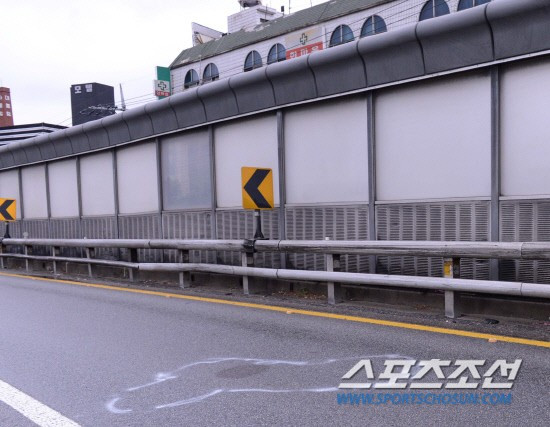 Trên đường về nhà sau khi xem trận đá bóng giữa Hàn Quốc và Nhật Bản tại Olympic, ở một góc khuất đã khiến Seung Gyu mất điều khiển tai lái và đâm vào đường sắt bảo vệ. Nam diễn viên 30 tuổi được biết tới nhiều bộ phim như Lee San, Powerful Opponents