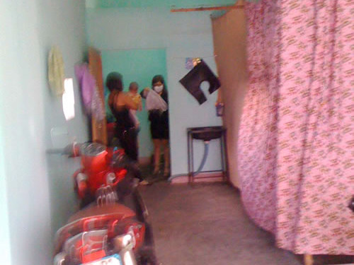  Phía sau tấm ri-đô này, khách được phục vụ “chu đáo” theo yêu cầu