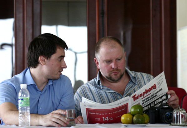 Các nhà báo Ucraina có thời gian xem và tìm hiểu các ấn phẩm của báo Tiền Phong