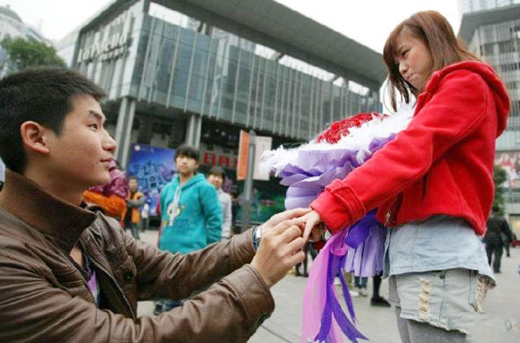 Cô gái xúc động đồng ý lời cầu hôn của bạn trai