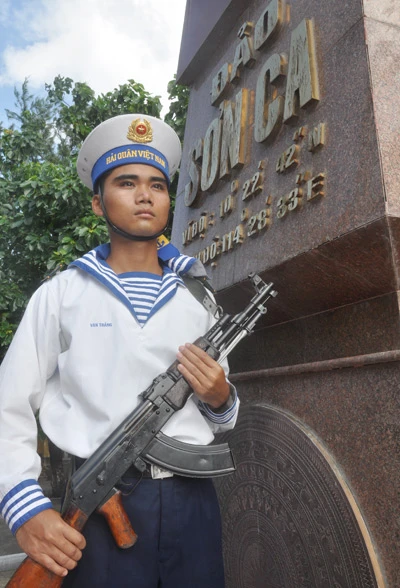 Nghiêm trang bên cột mốc chủ quyền