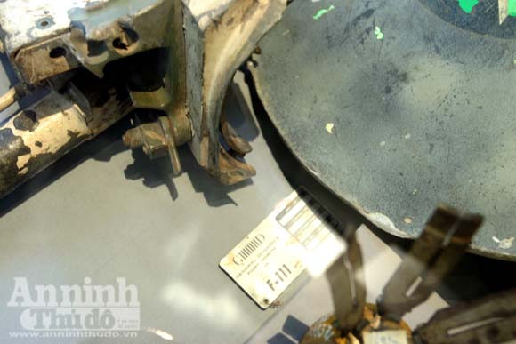 Xác máy bay F111 của không quân Mỹ bị ta bắn rơi trên bầu trời Hà Nội tháng 12-1972