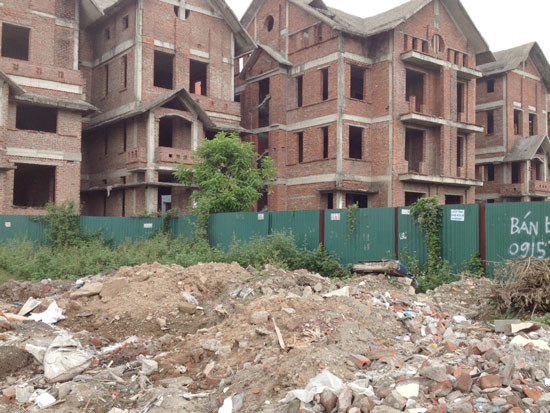 Quy định đánh thuế biệt thự bỏ hoang đã được bàn luận khá lâu và nếu được Bộ Tài chính ban hành, đây sẽ là biện pháp để ngăn chặn tình trạng bỏ hoang biệt thự. Tuy vậy, theo một số chuyên gia, điều này sẽ khó tác động lớn nếu như có hiện tượng đầu cơ bất động sản vì giá trị của biệt thự lớn, nên mức thuế sẽ không thấm vào đâu