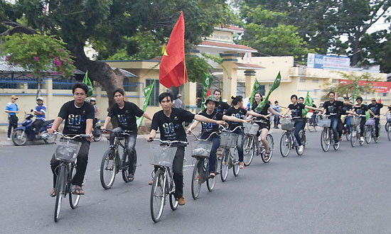 Thanh Niên tỉnh Khánh Hòa đạp xe kêu gọi bảo vệ môi trường Người nước ngoài tại Nha Trang Sinh viên Nha Trang dọn rác kêu gọi giữ gìn môi trường Đường phố Nha Trang trước giờ G Đèn năng lượng mặt trời - tiết kiệm nhiên liệu