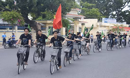 Thanh Niên tỉnh Khánh Hòa đạp xe kêu gọi bảo vệ môi trường Người nước ngoài tại Nha Trang Sinh viên Nha Trang dọn rác kêu gọi giữ gìn môi trường Đường phố Nha Trang trước giờ G Đèn năng lượng mặt trời - tiết kiệm nhiên liệu