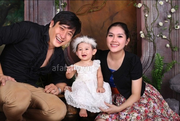 2 vợ chồng hạnh phúc bên con gái đầu lòng