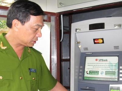 Trung tá Lê Văn Hồng theo dõi lắp đặt hệ thống chống trộm cho cây ATM của VPBank