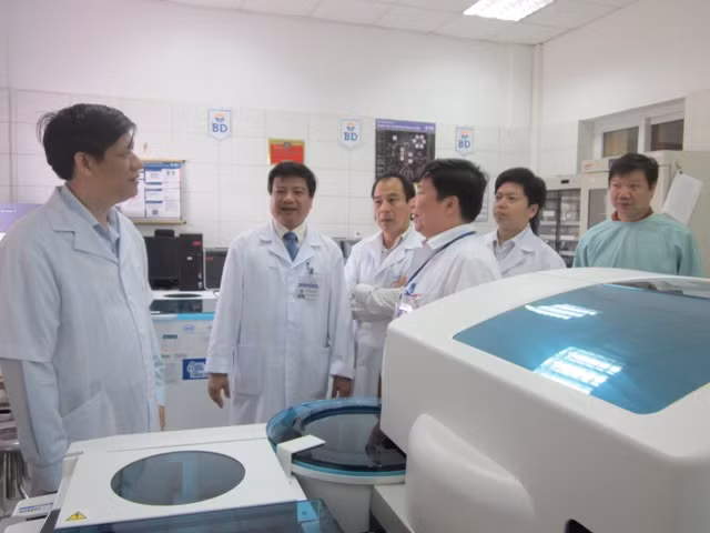 Thứ trưởng Bộ Y tế Nguyễn Thanh Long kiểm tra khả năng đáp ứng công tác khám và điều trị bệnh nhân của Bệnh viện Bệnh nhiệt đới Trung ương - Ảnh: VGP