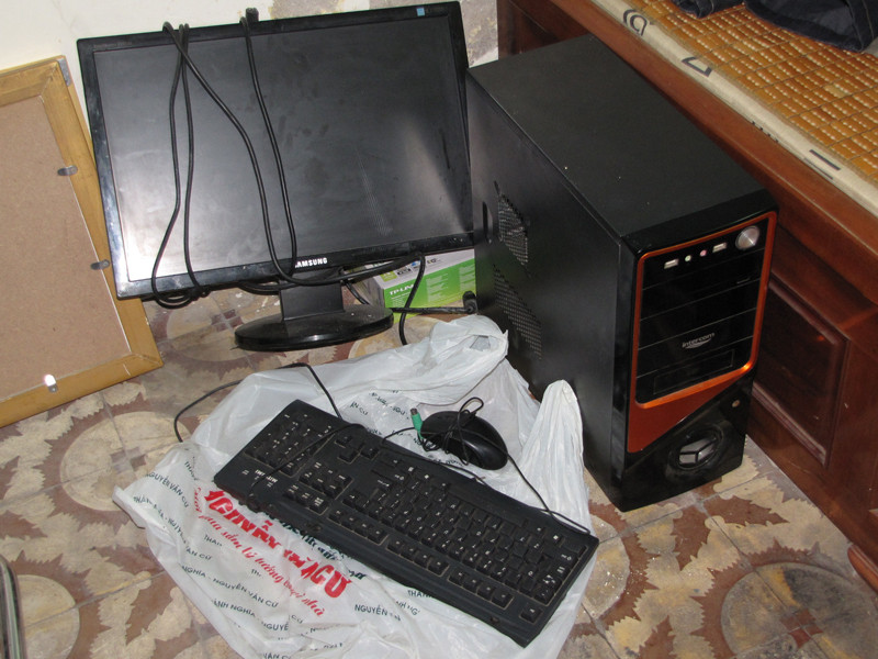 Một máy tính bị thu giữ tại quán internet của Đỗ Đức Minh