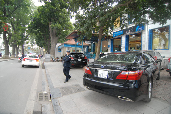 Xế hộp đậu trên vỉa hè trước cửa ngân hàng ANZ trên đường Lê Thái Tổ