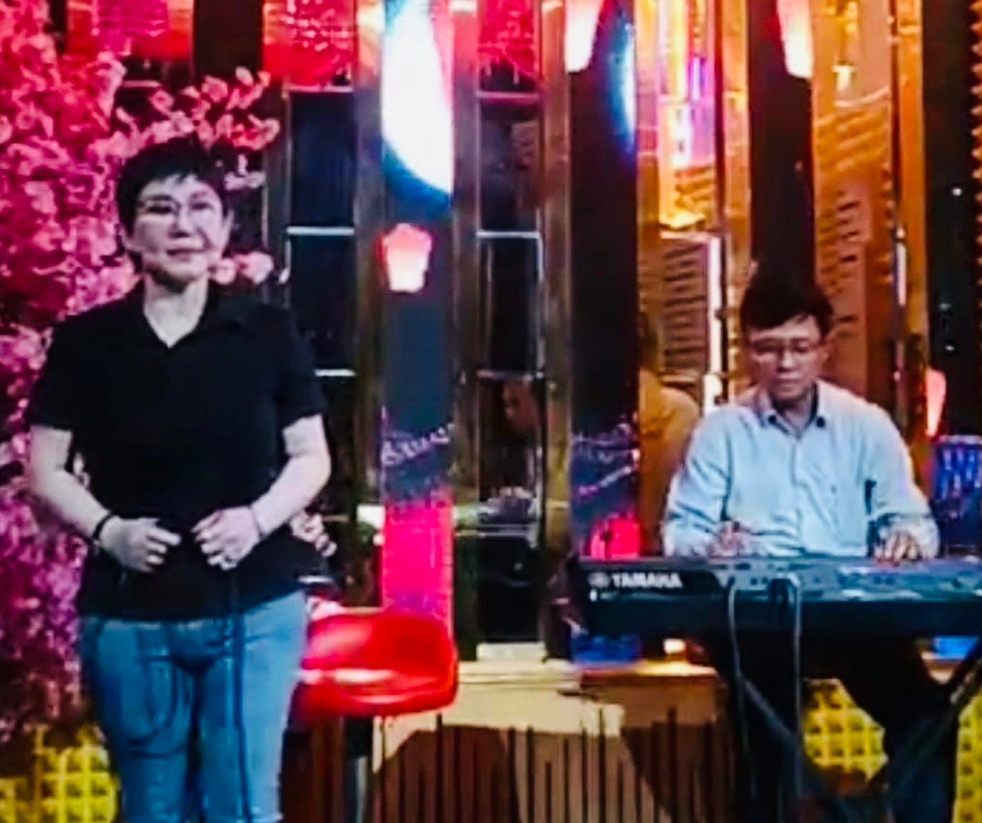 Tôn Nữ Huy Phương tại 1 phòng trà hát với nhau ở TPHCM.