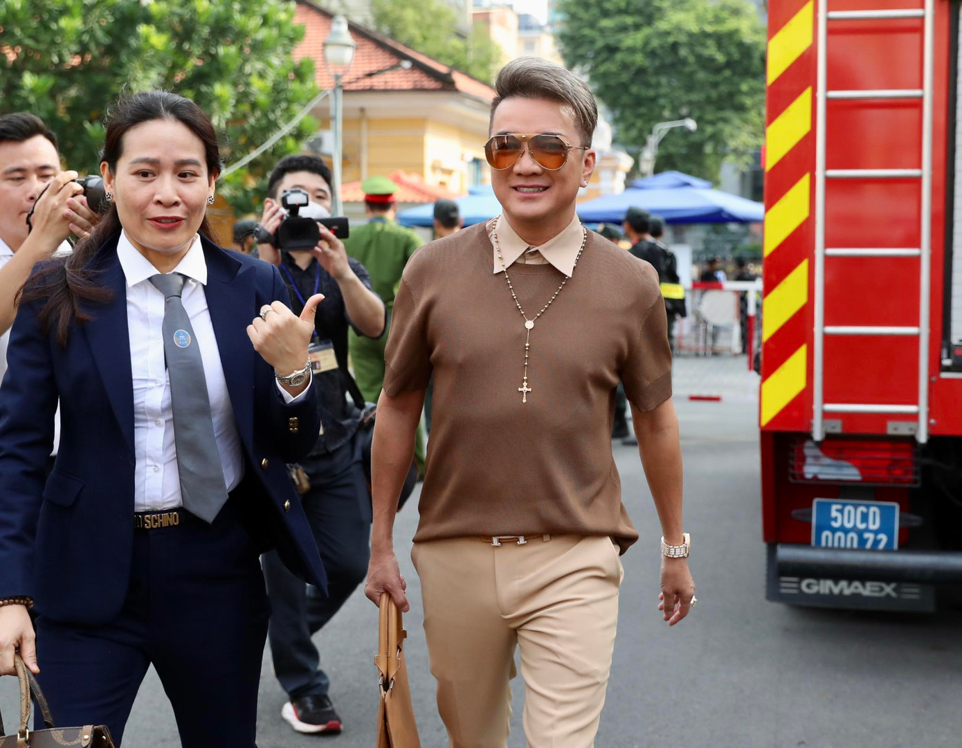 Nam ca sĩ Đàm Vĩnh Hưng tại tòa.