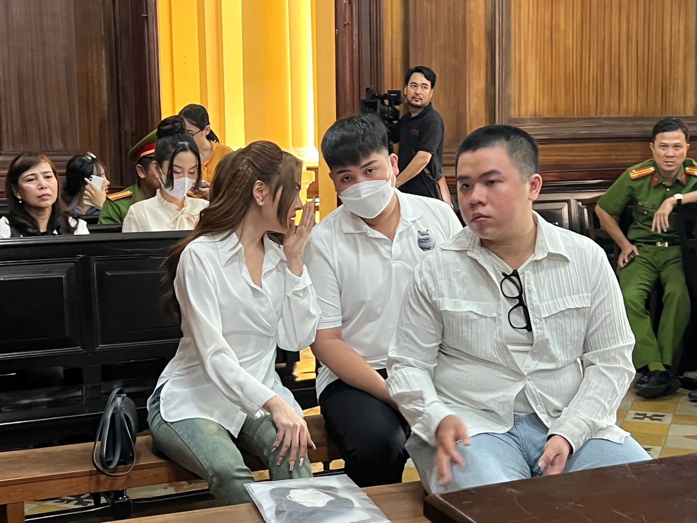 Tại phòng xử án, ngoài Trang Nemo còn có 2 bị cáo khác Tại phòng xử án, ngoài Trang Nemo còn có 2 bị cáo khác