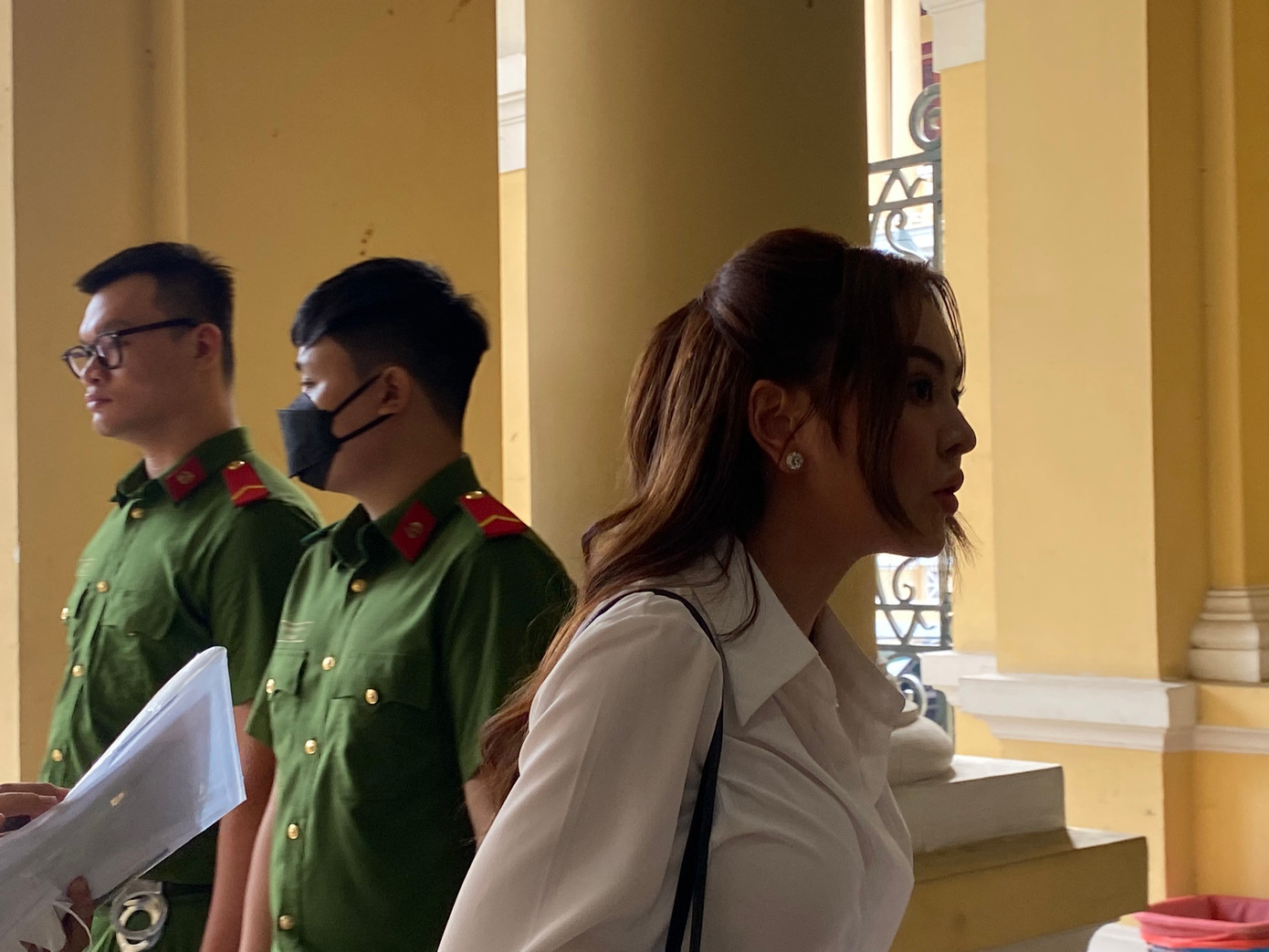 Sau khi qua cổng an ninh, Trang Nemo đi thẳng vào phòng xử án. Sau khi qua cổng an ninh, Trang Nemo đi thẳng vào phòng xử án.