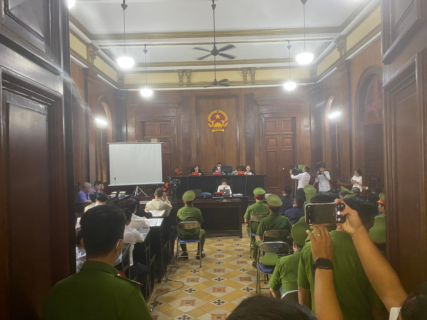 Hội đồng xét xử của phiên tòa làm việc tại phòng xử án A.