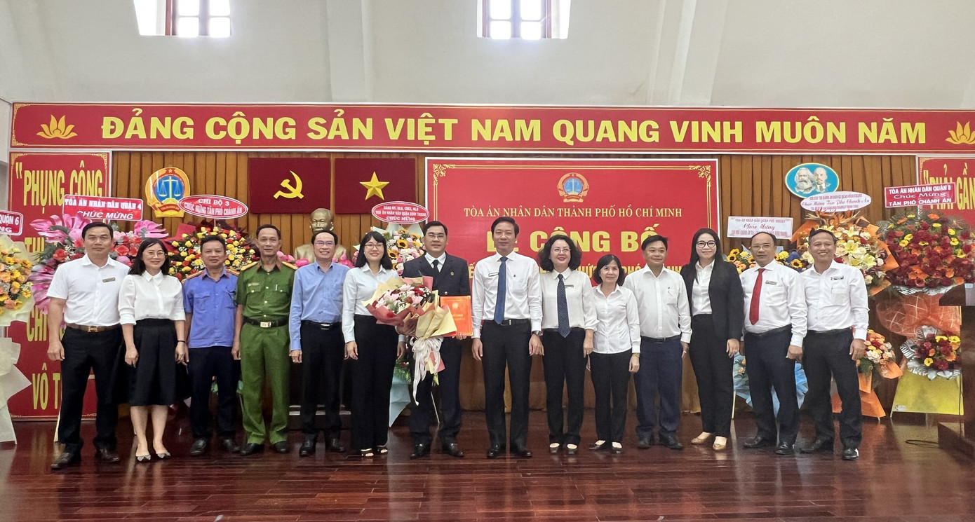 Đại biểu chụp ảnh và chúc mừng tân Phó chánh án TAND quận Bình Thạnh Lê Thanh Tùng. Đại biểu chụp ảnh và chúc mừng tân Phó chánh án TAND quận Bình Thạnh Lê Thanh Tùng.