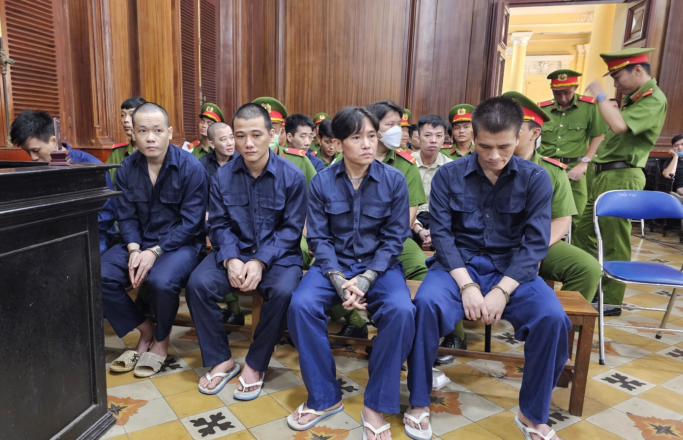 Các bị cáo tại phòng xử án A