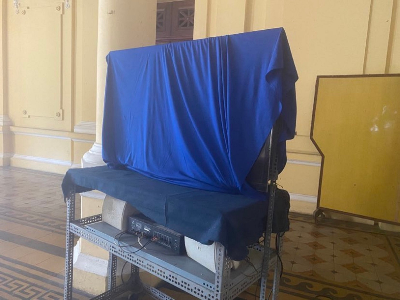 Màn hình được chuẩn bị để truyền hình ảnh từ phòng xử án B1 sang phòng báo chí. Ảnh: Tân Châu. Màn hình được chuẩn bị để truyền hình ảnh từ phòng xử án B1 sang phòng báo chí. Ảnh: Tân Châu.