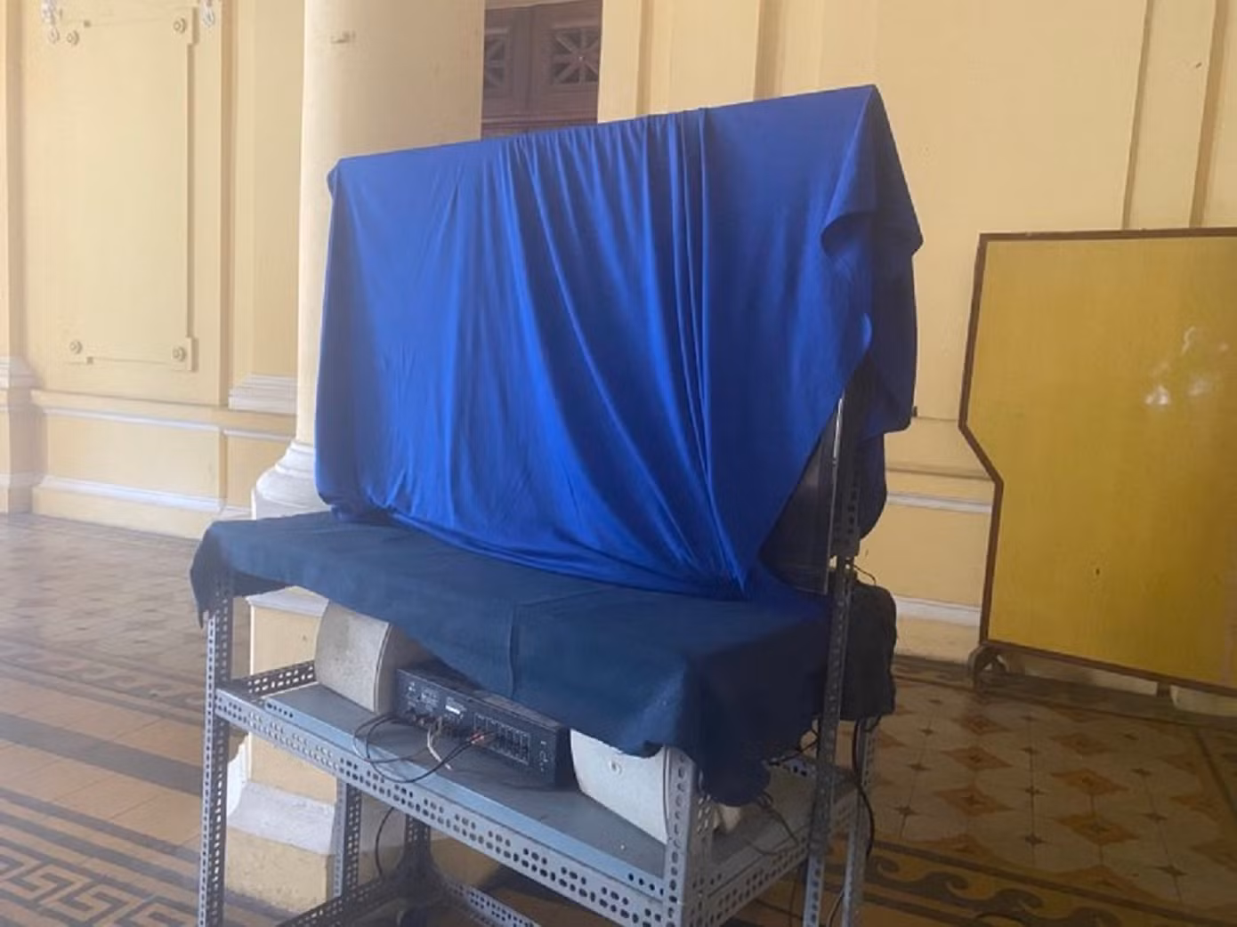 Màn hình được chuẩn bị để truyền hình ảnh từ phòng xử án B1 sang phòng báo chí. Ảnh: Tân Châu.