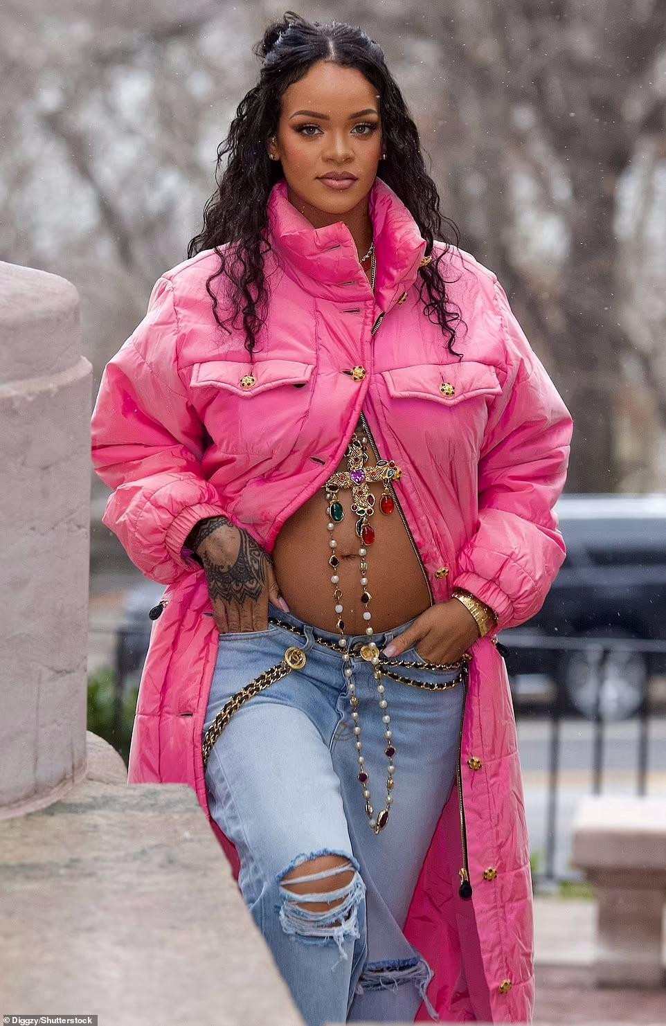 Theo Daily Mail, cặp đôi rapper được phát hiện trên đường phố New York vào hôm 28/1 và nữ ca sĩ giàu nhất thế giới cố tình vạch áo để lộ bụng bầu.