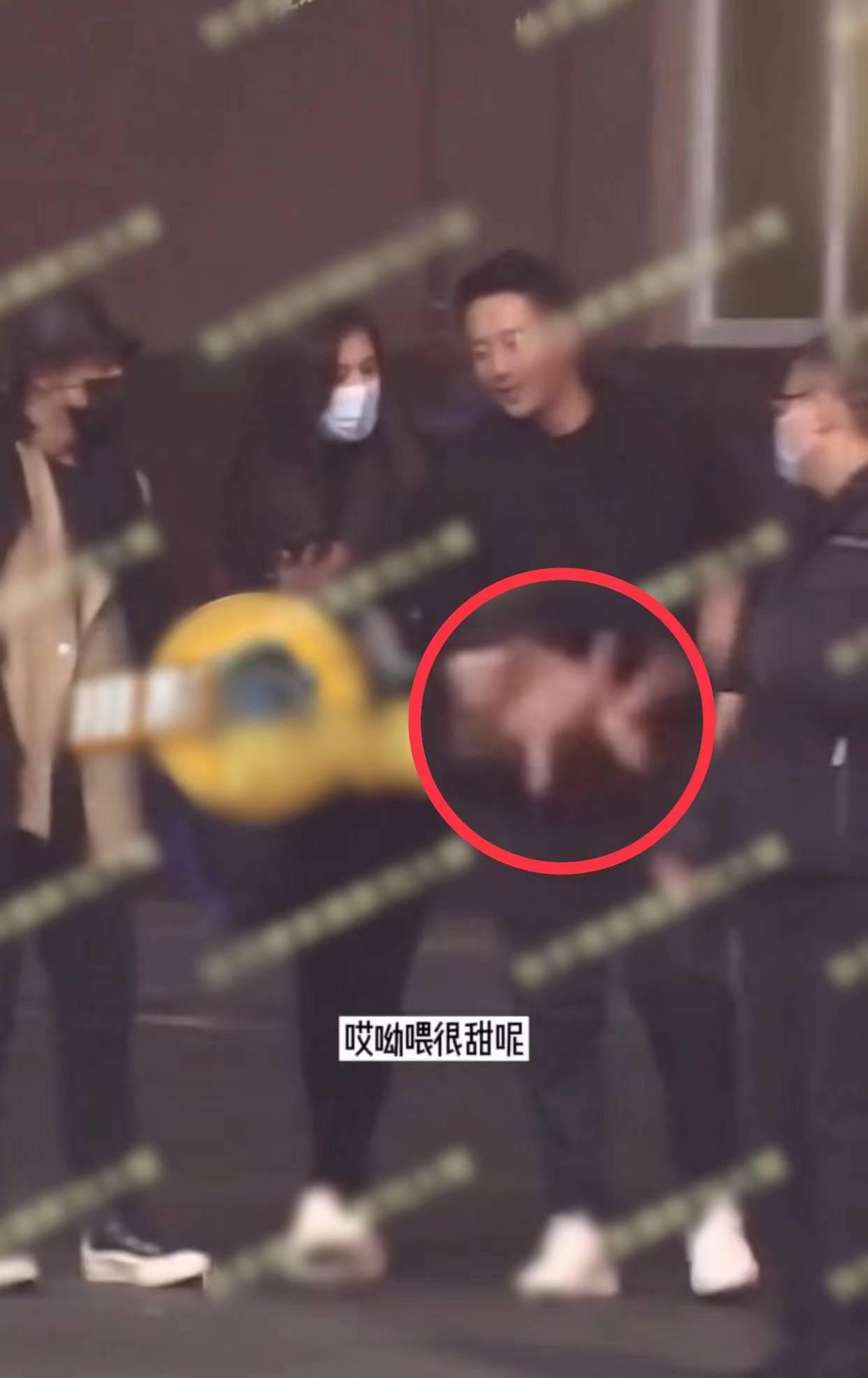 Hai người đan tay vào nhau tình tứ. Hai người đan tay vào nhau tình tứ.