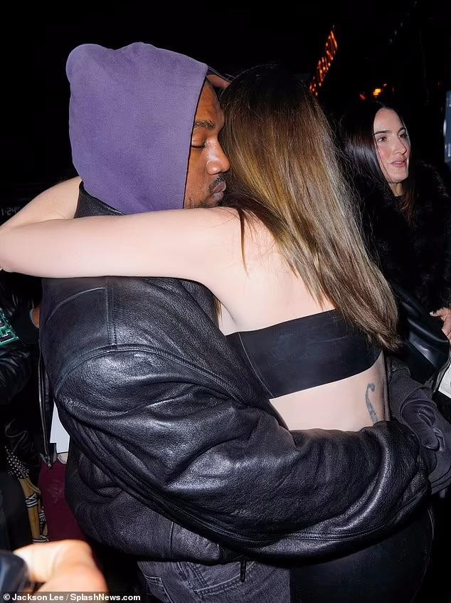 Yêu nhau chưa lâu, chuyện tình của Kanye và Julia vướng nhiều thị phi. Julia bị chỉ trích "đào mỏ", bắt chước Kim. Trong khi đó, Kanye bị tố lợi dụng tình mới để chọc tức vợ cũ. Đáp lại, Julia khẳng định không có chuyện đến với rapper 7x vì tiền bởi cô từng yêu nhiều tỷ phú khác. Mới đây, cô cũng tuyên bố không sao chép phong cách của Kim Kardashian.