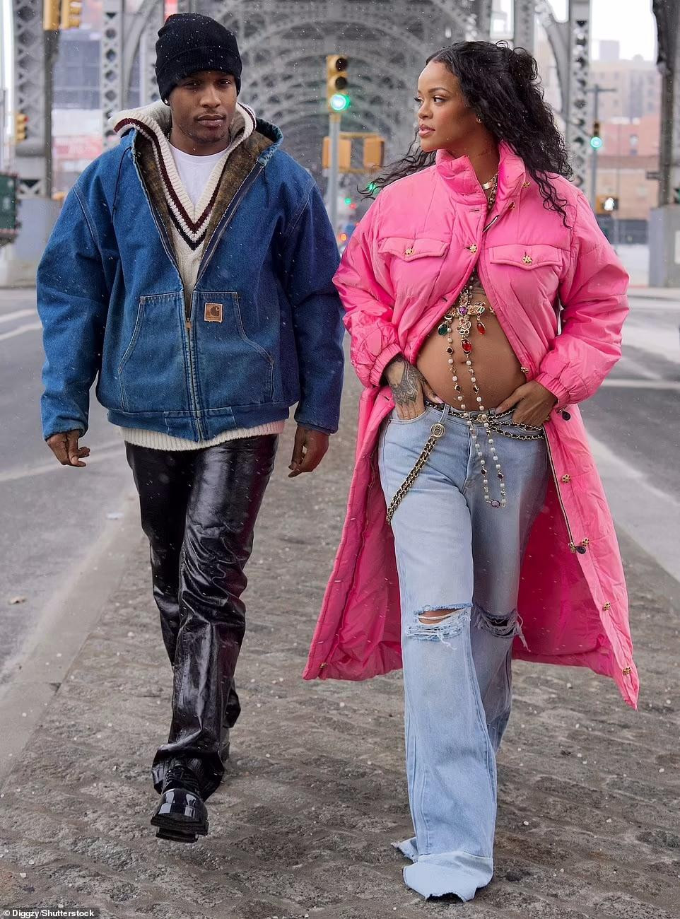 Có thông tin, hai rapper đến với nhau sau khi Rihanna chia tay bạn trai cũ, Hassan Jameel.