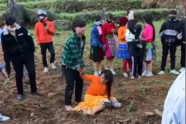 Nam thanh niên có hành vi "bắt vợ" đối với bé gái. Ảnh cắt từ clip