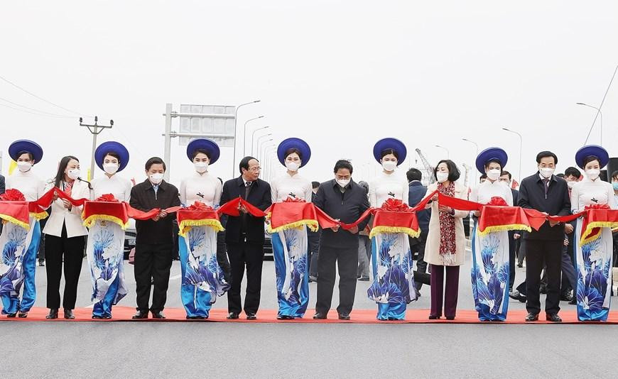 Cắt băng khánh thành đoạn cao tốc Cao Bồ-Mai Sơn. (Ảnh: Dương Giang/TTXVN)