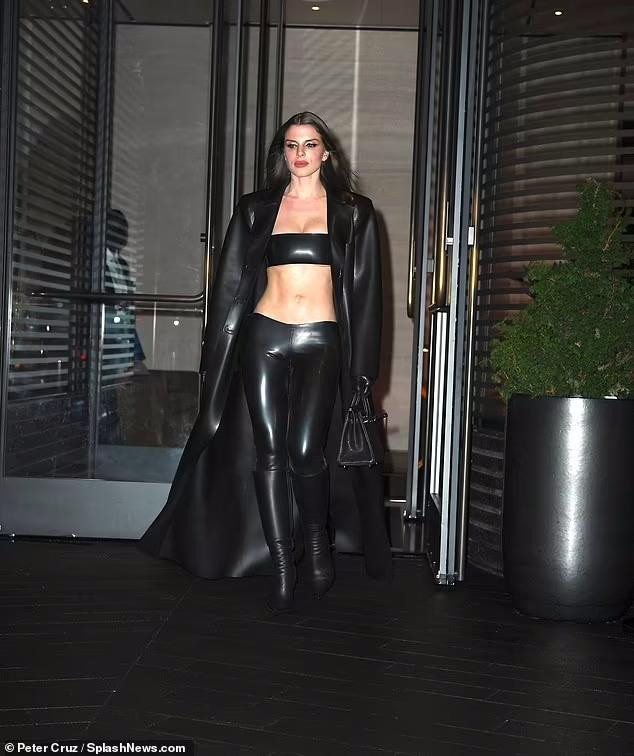 Từ khi bắt đầu hẹn hò với Kanye vào đầu năm 2022, Julia tích cực lăng xê mốt quần siêu trễ và không có lưng quần. Cô có thể không nổi tiếng và giàu có như Kim "siêu vòng ba", nhưng không hề kém cạnh về độ nóng bỏng, đặc biệt hơn đứt về chiều cao (1m70).