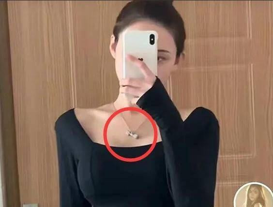 Hai người còn đeo dây chuyền đôi. Hai người còn đeo dây chuyền đôi.