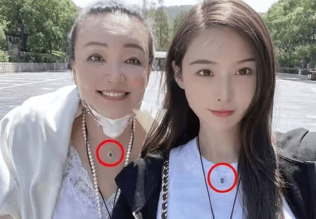 Trương Dĩnh Dĩnh đeo dây chuyền đôi với mẹ Uông Tiểu Phi. Trương Dĩnh Dĩnh đeo dây chuyền đôi với mẹ Uông Tiểu Phi.