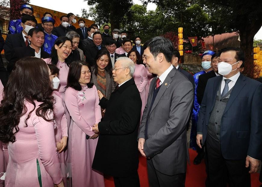 Tổng Bí thư Nguyễn Phú Trọng chúc Tết cán bộ, nhân viên Khu di sản Hoàng thành Thăng Long. (Ảnh: Trí Dũng/TTXVN)