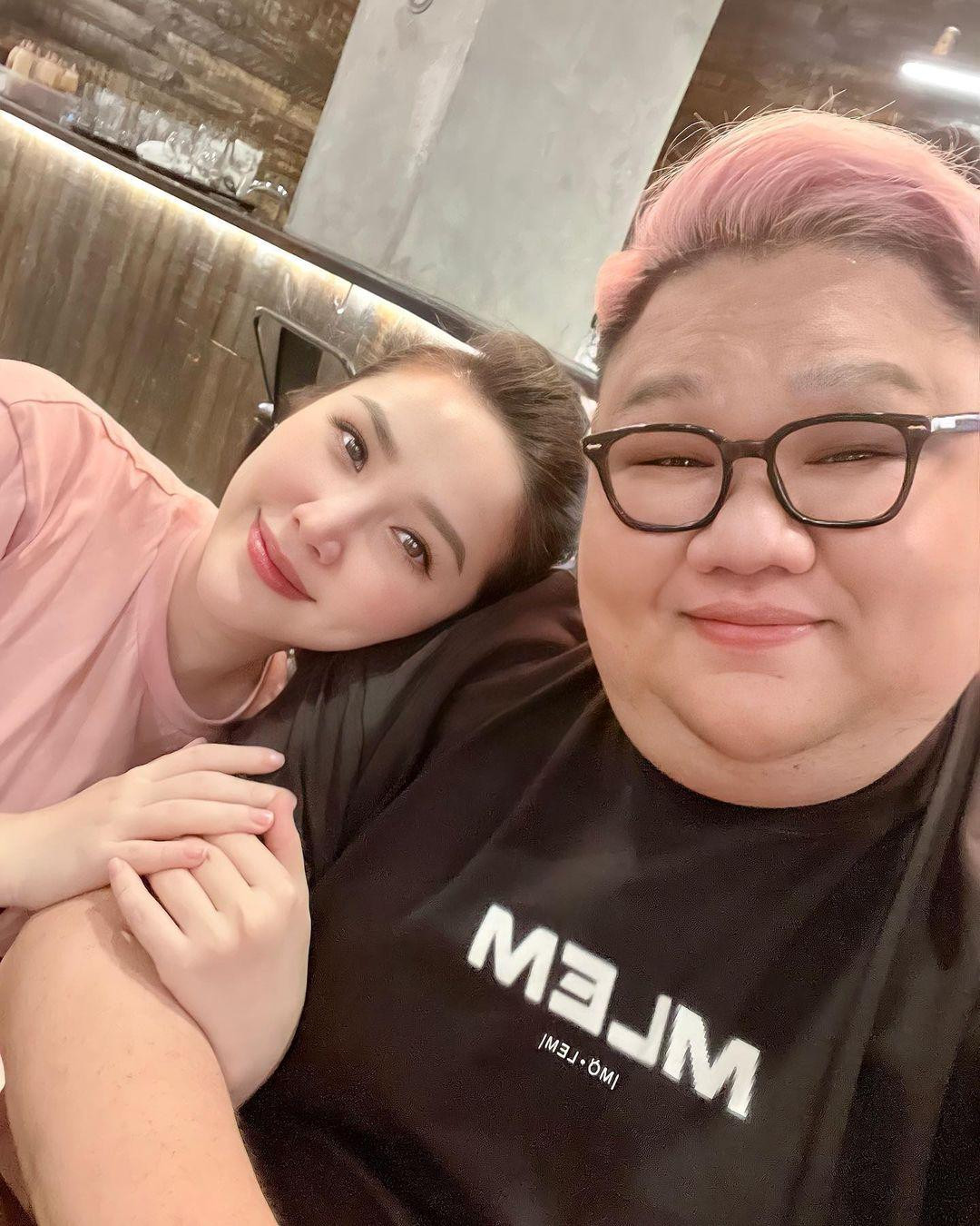 Bộ đôi “Công chúa bong bóng” Bảo Thy – Vương Khang tái hợp trong ngày sinh nhật của “Big Mama”. “Happy Birthday my Big Mama, Vương Khang. Chúc Mập của em thêm 1 tuổi mới với trọn vẹn tất cả những điều tốt đẹp nhất!”, nữ ca sĩ 8x chia sẻ.