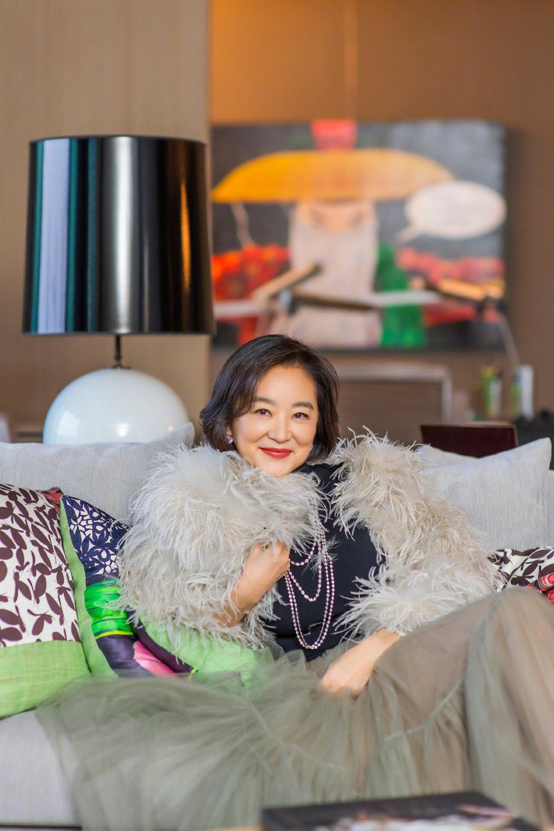 Dù không còn hoạt động showbiz, Lâm Thanh Hà vẫn sở hữu lượng người hâm mộ đông đảo, với hơn 3,6 triệu người theo dõi trên trang Weibo cá nhân. Nữ diễn viên 5x cũng tích cực cập nhật hình ảnh trên trang cá nhân. Qua đó có thể thấy, nàng &quot;Đông Phương Bất Bại&quot; có cuộc sống giàu sang, viên mãn lúc về già.