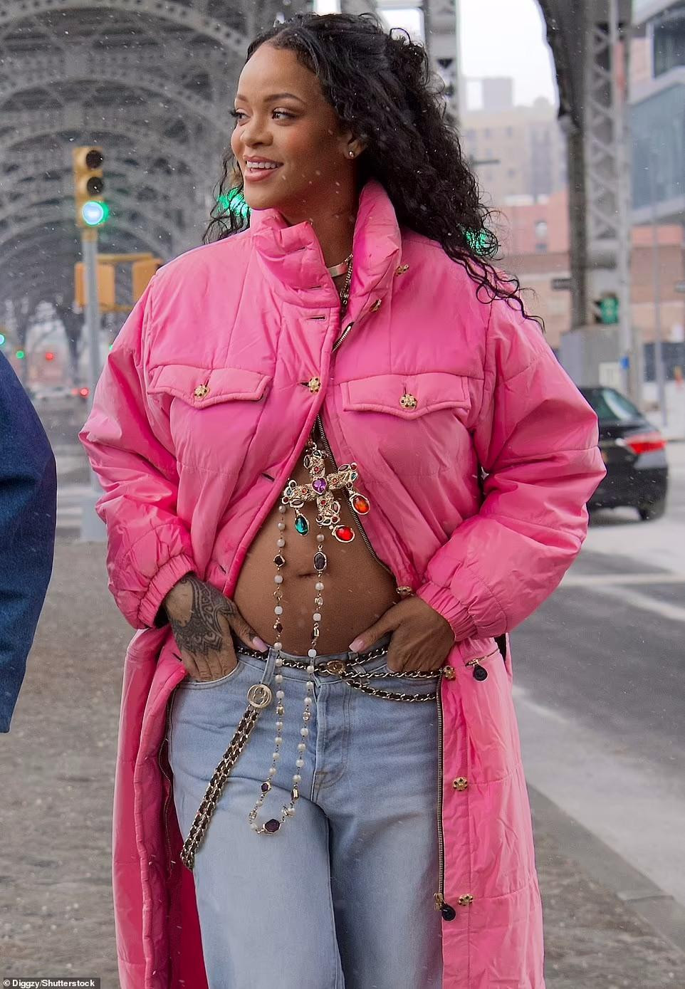 Theo đó, Rihanna mặc chiếc áo khoác dài màu hồng của Chanel trị giá 8.000 USD (hơn 180 triệu đồng), phối với quần jean ống rộng rách ở đầu gối, kèm theo vòng cổ như dây xích gắn kín đá quý.