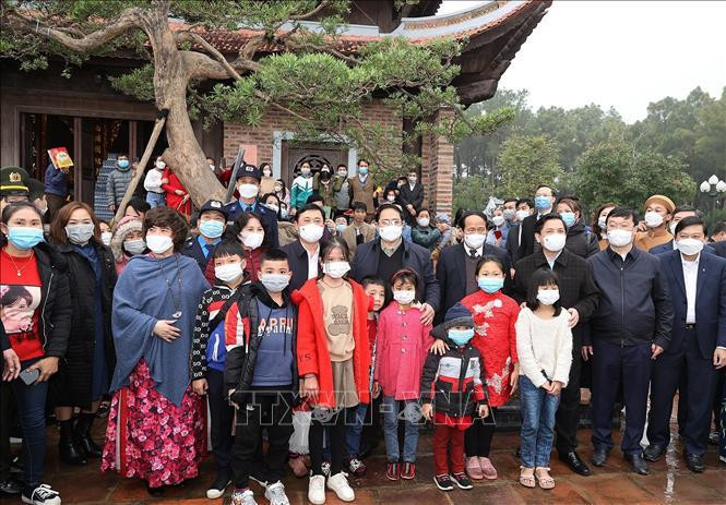 Thủ tướng Phạm Minh Chính chụp ảnh chung cùng nhân dân đang du xuân đón tết tại Khu Di tích Kim Liên.