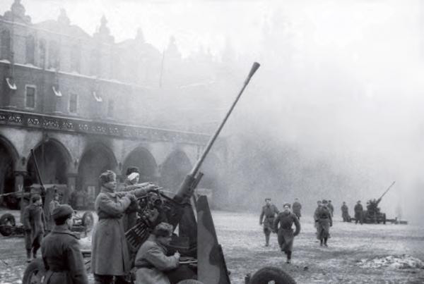 Khẩu đội pháo phòng không của Hồng quân Liên Xô đang bắn vào máy bay Đức từ một quảng trường ở thành phố Krakow (Ba Lan), ngày 8/2/1945. Ảnh: M. Alpert.