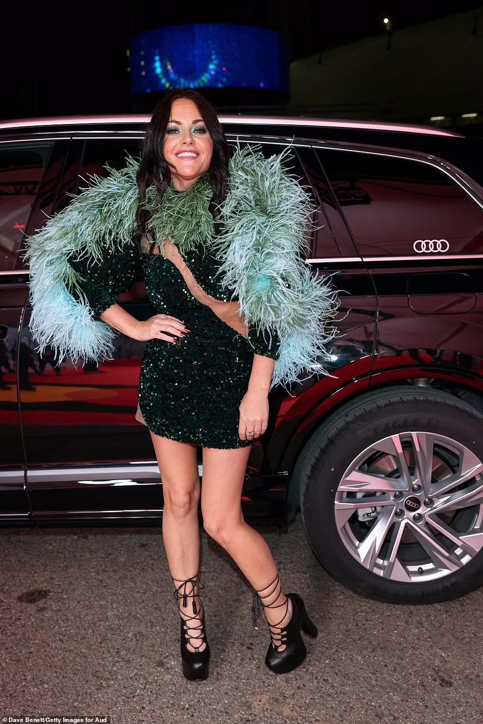 Nữ diễn viên Jaime Winstone cũng chuộng mốt "quên" nội y.