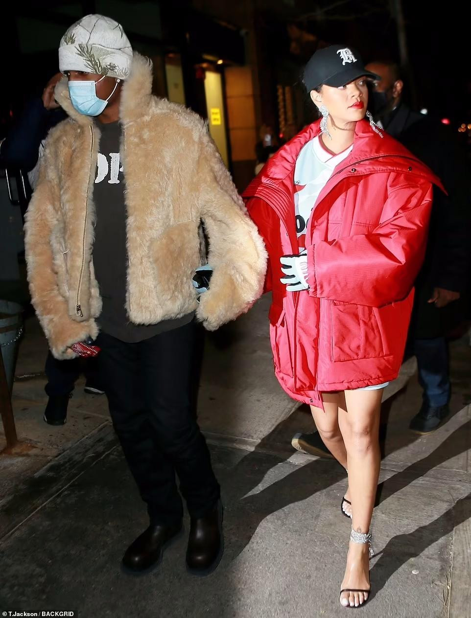 Vài ngày trước đó, Rihanna cũng xuất hiện nơi công cộng nhưng cố tình mặc đồ rộng che bụng bầu.