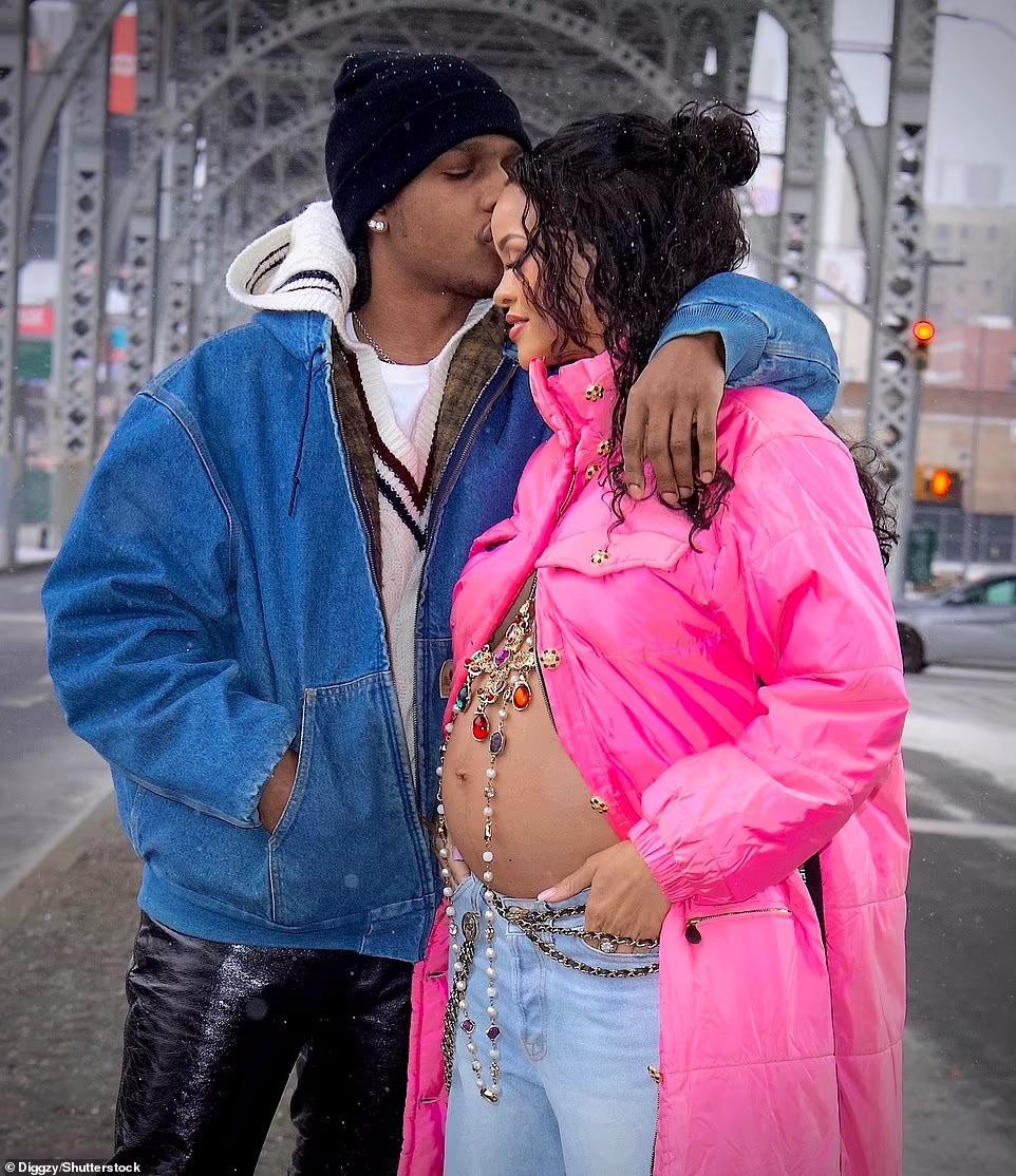 Rihanna xác nhận mang thai con đầu lòng với A$AP Rocky vào cuối tháng 1. Cô mặc chiếc áo khoác 8.000 USD của Chanel, cố ý vạch bụng trong lúc đi dạo cùng bạn trai cùng tuổi giữa trời tuyết ở New York hôm 28/1.