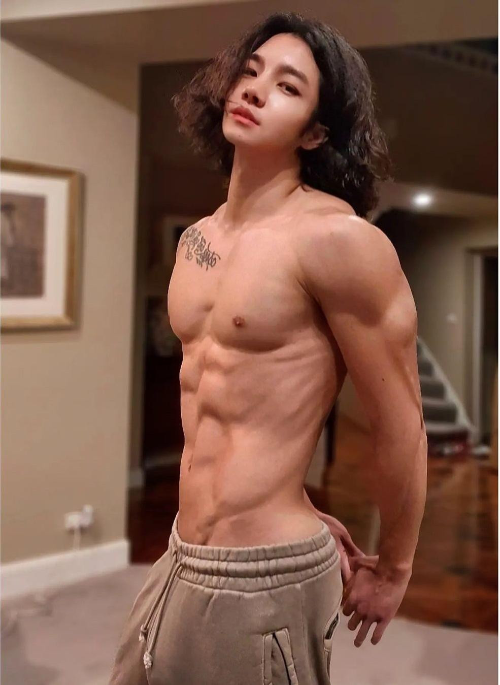 Lý do Mowgli.j được yêu thích liên quan đến ngoại hình đặc biệt của anh. Mowgli.j sở hữu gương mặt dễ thương, đúng chuẩn &quot;mặt hoa da phấn&quot;, với kiểu tóc bồng bềnh nữ tính. Đối lập với diện mạo &quot;búng ra sữa&quot; là thân hình cơ bắp cuồn cuộn.