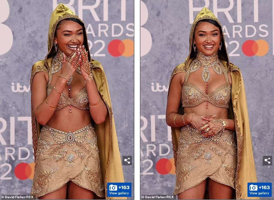 Joy Crookes khoe hình thể săn chắc, gợi cảm trong trang phục lấy cảm hứng từ quê mẹ Bangladesh.